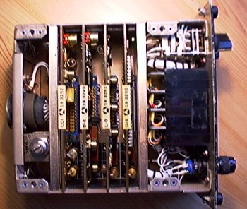 A gauche, le connecteur et un commutateur "air/marine". Ensuite viennent les cartes lectroniques, et les quipements de la faade, tout  droite. 