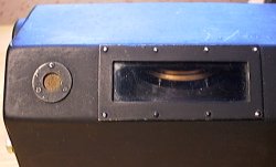 Une petite fentre amnage dans le couvercle de l'appareil permet de voir le gyro. Coucou, le gyro :-) A gauche, un filtre mtallique permet d'vacuer le surplus d'humidit... et d'quilibrer les pressions ?