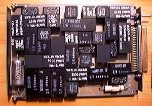 Voici l'une des cartes contenues dans ce coffret. Les composants sont regroups par petits modules noys dans la rsine et portant la mention "max altitude 70K feet"...