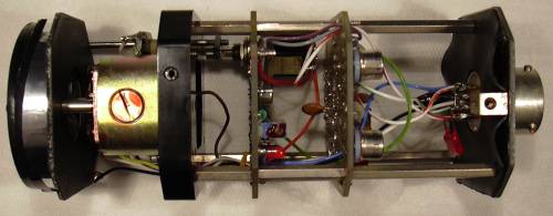 Tout à gauche, le cadran. Vient ensuite le moteur, qui est un simple galvanomètre. Ensuite la petite électronique de  l"instrument, répartie sur 2 plaques.