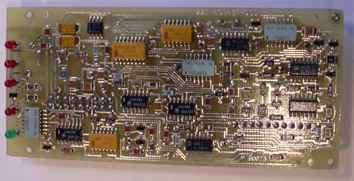 L'autre cot de la carte, qui utilise une technologie CMS classique... on retrouve ici les leds de diagnostic.