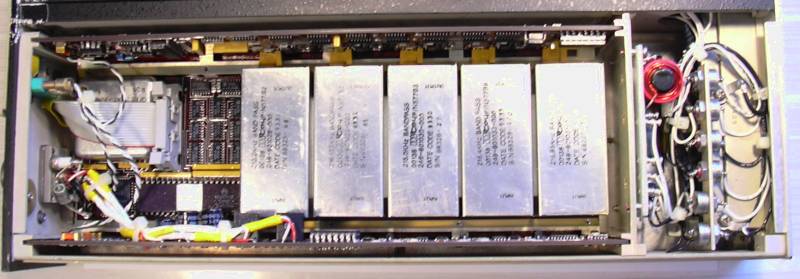 La partie infrieure du coffret contient une electronique mixte analogique-numrique, avec  la fois plein de circuits cms numriques et ces filtres slectifs. Enfin je crois...  droite le filtrage d'alimentation.