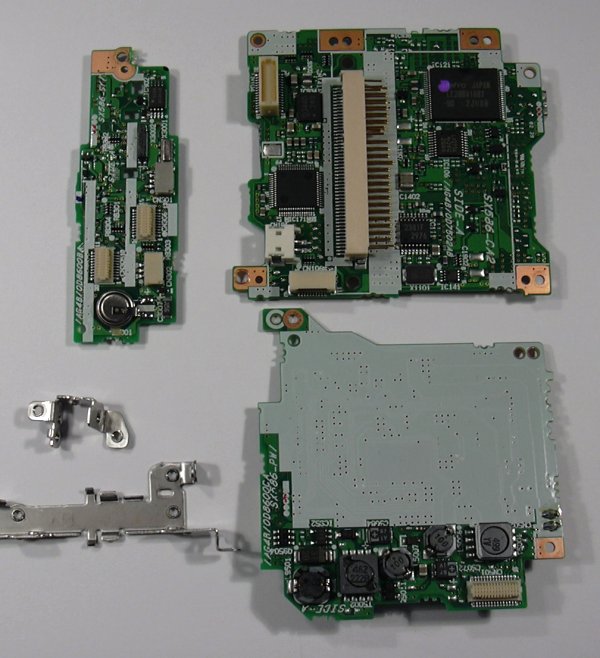 Remarquez les plots tordus sur le connecteur Compact Flash, c'est un vrai problème avec ces cartes, qui n'existe pas sur les autres formats de cartes mémoires.