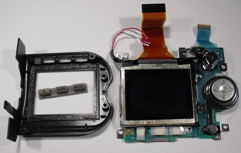 Après autopsie, il apparait que le backlight de l'écran est constitué de 4 leds blanches, et non pas d'un traditionnel tube fluo. C'est plus compact, pas besoin d'elevateur de tension, et aussi beaucoup moins gourmand en energie....