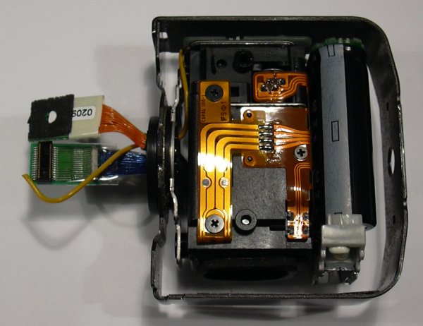 La nappe à 4 pistes alimente l'obturateur electro-magnétique (de marque Copal).