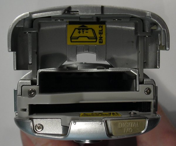 Le logement accu et compact flash.
