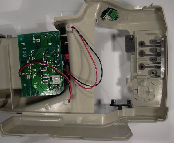 Cette plaquette surporte les contacts de la batterie et quelques composants genre fusibles.