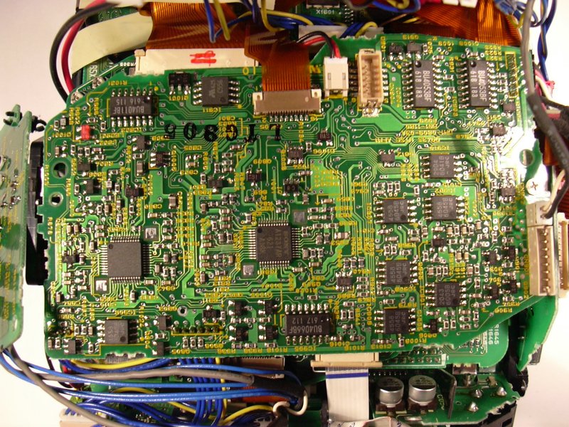 Le niveau d'intégration des circuits ne semble pas très poussé, il y a certes beaucoup de puces, mais toutes de petite taille, pas de trace de gros processeur spécialisé en boitier BGA...