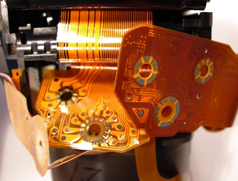 Une fois que ces couches de circuiots souples sont assemblées et serrées, elles sont interconnectées... un concept compact mais qui n'est pas prévu pour être démonté et remonté tous les jours !