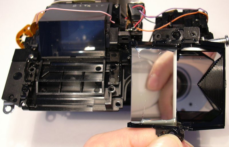 Le prisme à miroirs complété d'un prisme optique.