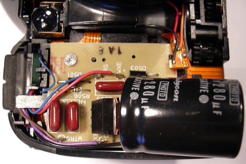 Le circuit flash, sur support rigide, et le gros condo caché derrière la poignée de l'appareil. En haut à gauche, l'illuminateur IR d'assistance de l'autofocus.