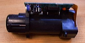 Ce module comporte un jeu de lentilles asservi avec la bague de MAP de l'objectif. Il contient un capteur CCD linéaire.