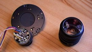 Gros plan sur le diagphragme et son moteur, et à droite le groupe de lentilles arrière.