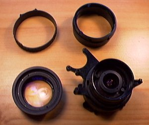 A gauche, le jeu de lentilles frontal. A droite, l'on aperçoit l'une des lentilles mobiles.