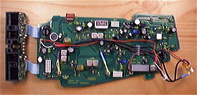 Cette carte a la forme du botier du camescope. A gauche, le bloc plastique contient les diffrents connecteurs pour la sortie des signaux A/V.