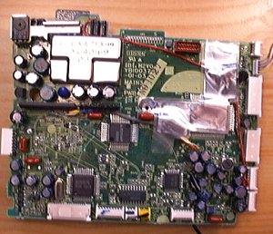 Voici donc la carte mre. Il semble que la quasi-totalit des circuits sont analogiques, il y a relativement peu de circuits intgrs digitaux dans cet appareil.