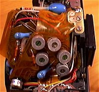 Gros plan sur les circuits, on aperoit ici des condensateurs type tantale (en bleu) et des potentiomtres miniatures.