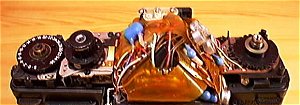 Le couvercle suprieur est ici dpos. De G.  D. : Compte-vue, slecteur de mode, prisme et circuits souples, axe de rembobinage.