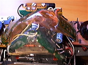 Sur cette version, l'lectronique franaise est ralise sur un circuit souple normal, avec des composants CMS normaux !!! L'lectronique russe a presque compltement disparu,  part quelques rares composants, comme cette rsistance rouge   la base du prisme....