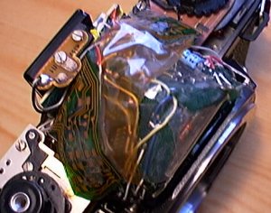 Le reste de l'appareil est strictement identique  la version antrieure. On aperoit le fameux microprocesseur Motorola sous le circuit souple,  gauche des 2 fils jaunes...