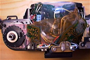 Figurez-vous que tous ces bouts d'adhsifs qui maintiennent les circuits sont d'origine...