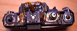 Sous le couvercle suprieur, une organisation trs classique, avec circuit souple par dessus le prisme, etc... Tiens on a dj vu ce genre de condensateurs tantales bleus quelque part...  Cherchez bien ;)